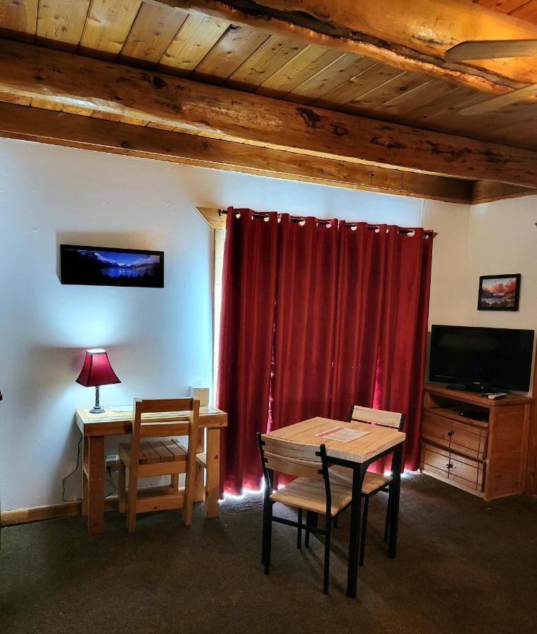 Duck Lake Lodge Babb Екстер'єр фото